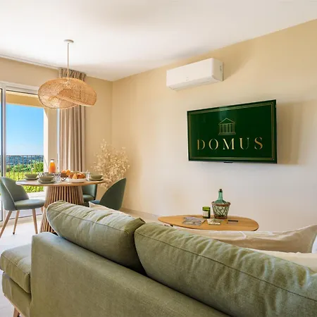 Domus *